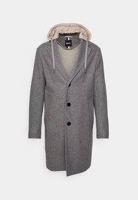 Cappotto da uomo grigio in lana con tre bottoni neri e cappuccio beige attaccato con coulisse, etichettato "BOSS" all'interno del colletto.