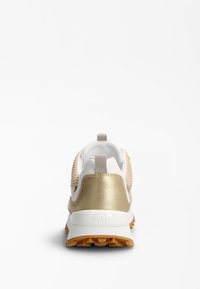 Sneaker mit einem weißen Mesh-Obermaterial, goldenen Metallakzenten, einem gepolsterten Kragen und einer gummierten Außensohle mit einem strukturierten Grip-Muster.