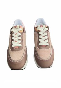 Sneaker marroni e rosa realizzati in materiale scamosciato e pelle, con lacci bianchi, un accento metallico e una punta arrotondata.