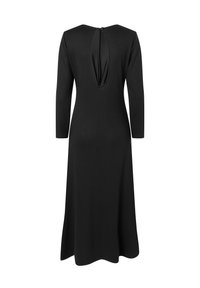 Robe noire à manches longues avec un col montant, texture lisse et design à dos nu, dotée d'une découpe en forme de trou de clé et d'une fermeture au dos.