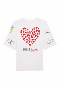 Balta īsām piedurknēm T-krekls ar lielu sarkanu sirdi, uzraksts "SWEET heart" un dažādi krāsaini dizaini uz piedurknēm.