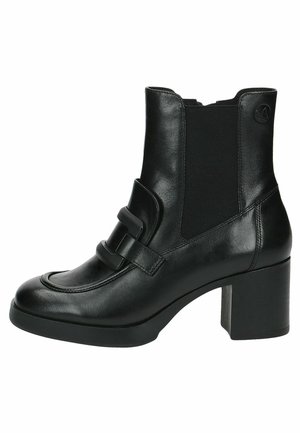 Zwarte leren enkelboot met een vierkante neus, elastische zijkanten, een stevige hak en decoratieve gespdetails aan de voorkant.