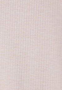 Heledat värvi kangas peene soonilise tekstuuriga, millel on vertikaalsed jooned ja pehme, õrn väljanägemine.