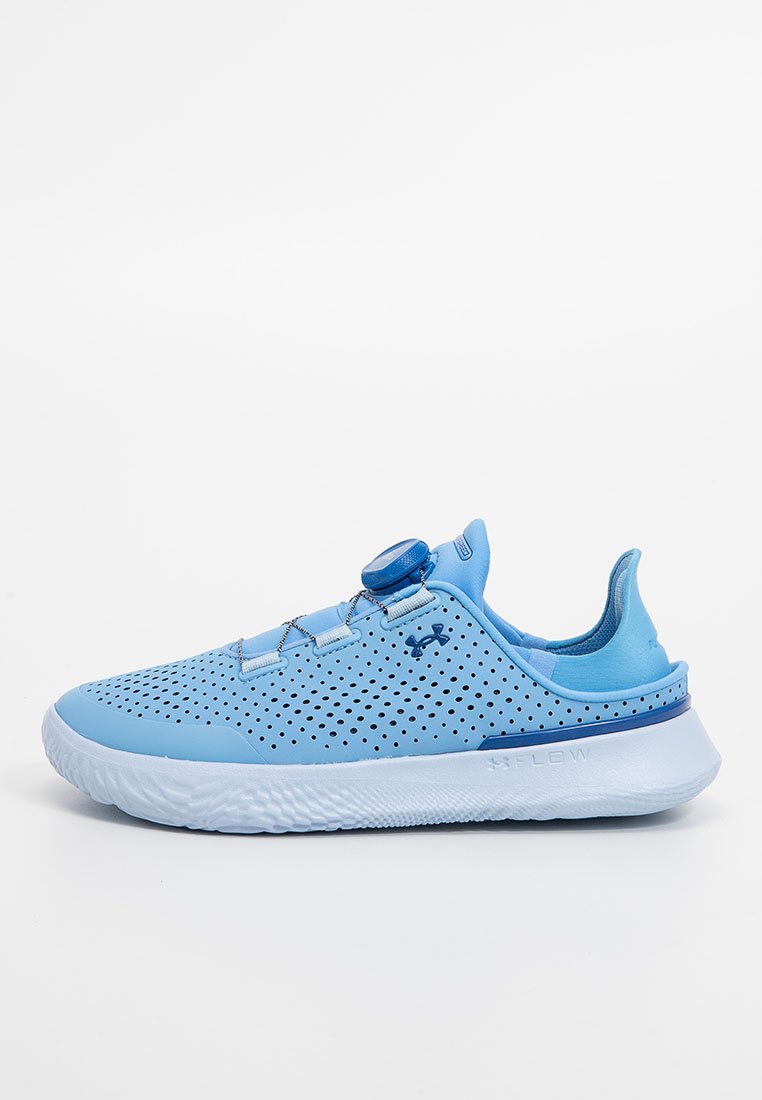 Hellblaue Sportschuhe mit Obermaterial aus Mesh, durchbrochener Gestaltung, schnürsenkellosem Lacing-System und einer gepolsterten weißen Sohle. An der Seite befindet sich ein Logo.