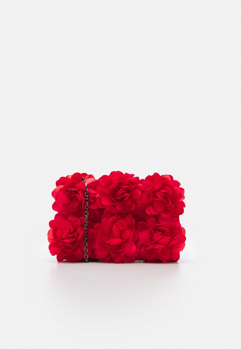 Petit sac à main rectangulaire rouge recouvert de grandes fleurs en tissu avec une fine chaîne métallique sur fond blanc.