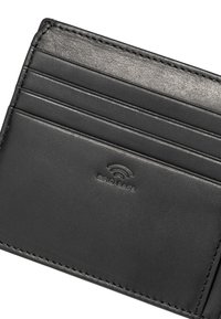 Czarny skórzany portfel na karty z wieloma slotami, wytłoczone logo "RFID SAFE", gładka tekstura i wzmocnione przeszycia wzdłuż krawędzi.