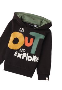 Felpa nera con bordi verdi, caratterizzata da un testo grafico audace in arancione, verde e bianco che recita "ESCI E SCOPRI". Misto cotone.