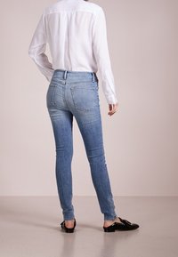 FRAME Vaqueros pitillo - blue denim