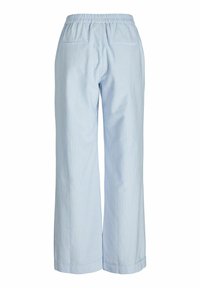 Gaiši zili svītraini plaša piegriezuma bikses ar elastīgu jostu un divām aizmugures kabatām. Izgatavotas no mīksta auduma komfortam.