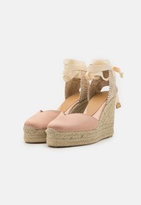 Espadrillas a zeppa in satin rosa con suola in juta texturizzata, caratterizzate da punta rotonda e lacci alla caviglia in raso.