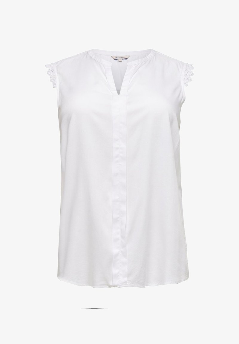 Blouse blanche sans manches avec un décolleté en V et une bordure en dentelle sur les épaules, en tissu lisse avec un détail de couture à l'avant.