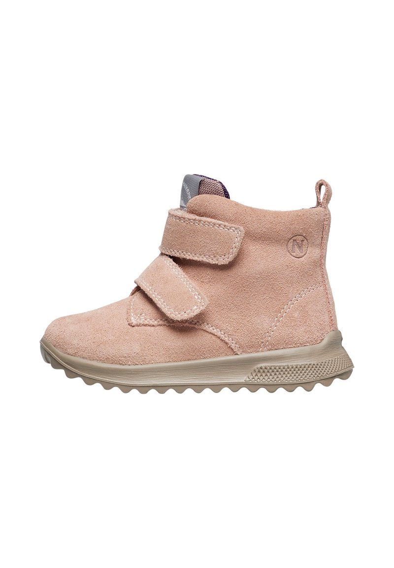 Stivali alla caviglia in suede rosa con due fasce in Velcro, suola in gomma testurizzata e un piccolo anello sul retro.