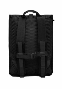 Zaino nero con pannello posteriore in rete, spallacci regolabili e ganci; presenta un design elegante e minimalista con tessuto e cuciture resistenti.