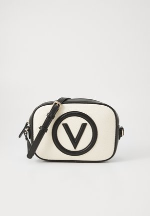 Umhängetasche mit einem weißen strukturierten Stoffkörper und schwarzen Lederapplikationen. Mit einem auffälligen runden Logo, das ein "V" in der Mitte zeigt.