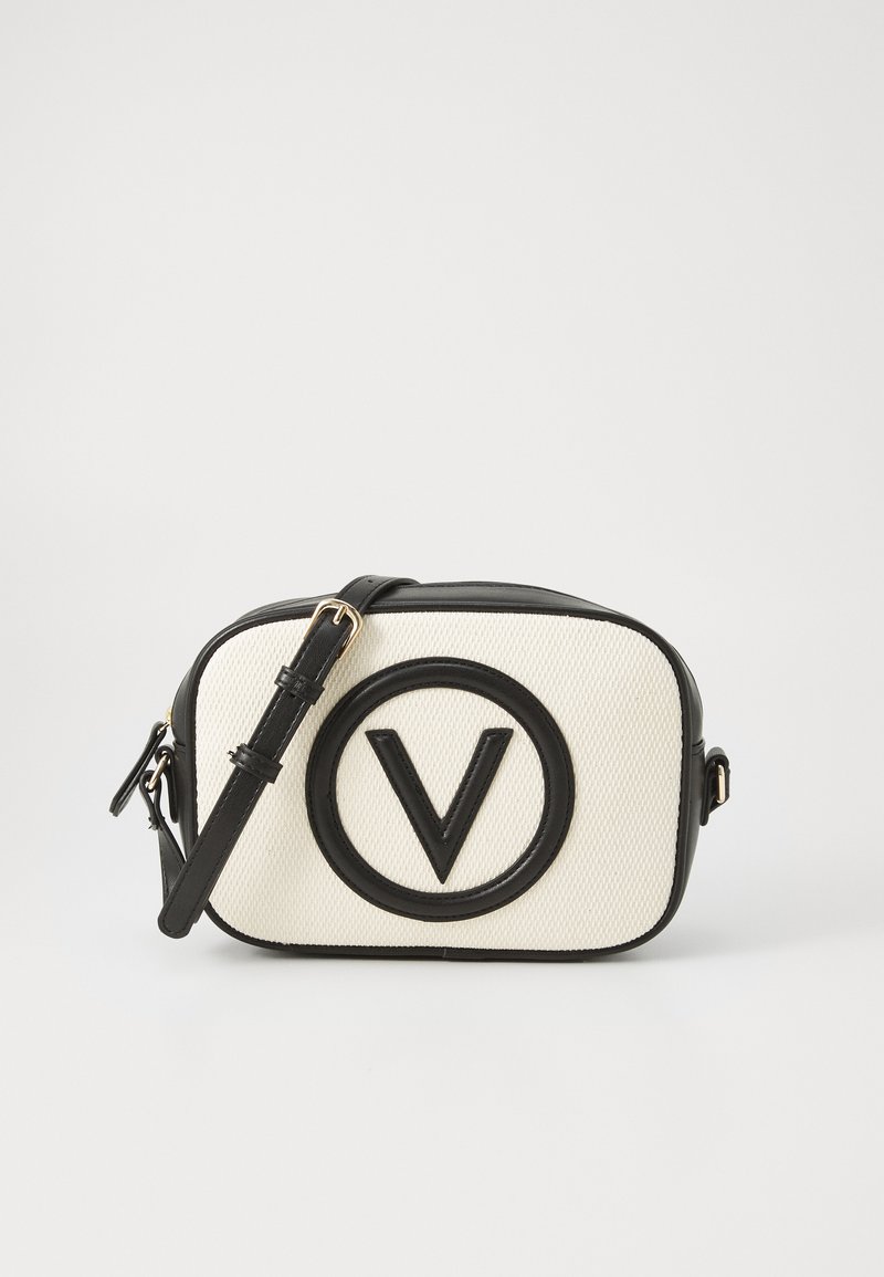 Mala atravessada com um corpo em tecido texturizado branco e detalhes em pele preta. Apresenta um logotipo circular proeminente com um "V" no centro.