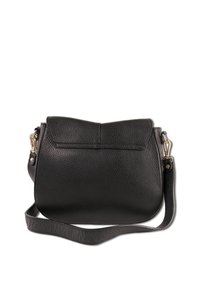 Zwarte leren handtas met een gestructureerde afwerking, klep-sluiting en een afneembare schoudertas. Gouden accenten sieren het ontwerp.