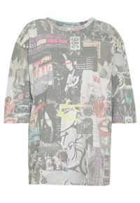 T-Shirt mit einem Collage-Druck aus urbanem Graffiti, Straßenschildern, einer amerikanischen Flagge, einem Gitarristen und verschiedenen abstrakten Formen in gedämpften Farben.