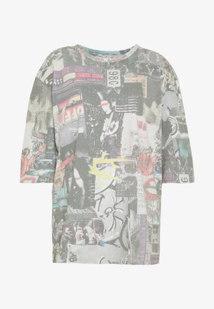 T-shirt z kolażem nadrukowanym z miejskim graffiti, znakami drogowymi, amerykańską flagą, gitarzystą i różnymi abstrakcyjnymi kształtami w stonowanych kolorach.