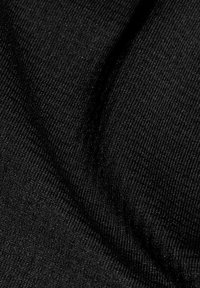 Czarna tkanina o prążkowanej fakturze, z wyraźnymi fałdami i zagnieceniami. Materiał wydaje się miękki i elastyczny, nadający się do zastosowań odzieżowych.