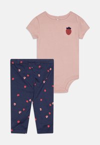 Helles rosa Kurzarm-Body mit Erdbeer-Stickerei, kombiniert mit dunkelblauen Leggings, die ein verstreutes rotes Erdbeermuster aufweisen.