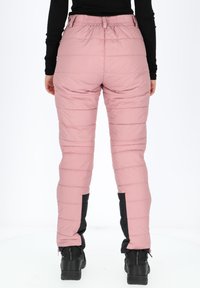 Roze geïsoleerde broek met een geborduurd ontwerp en zwarte zijpanelen. Aansluitend bij de taille met een elastische band, voorzien van ritsen bij de enkels.