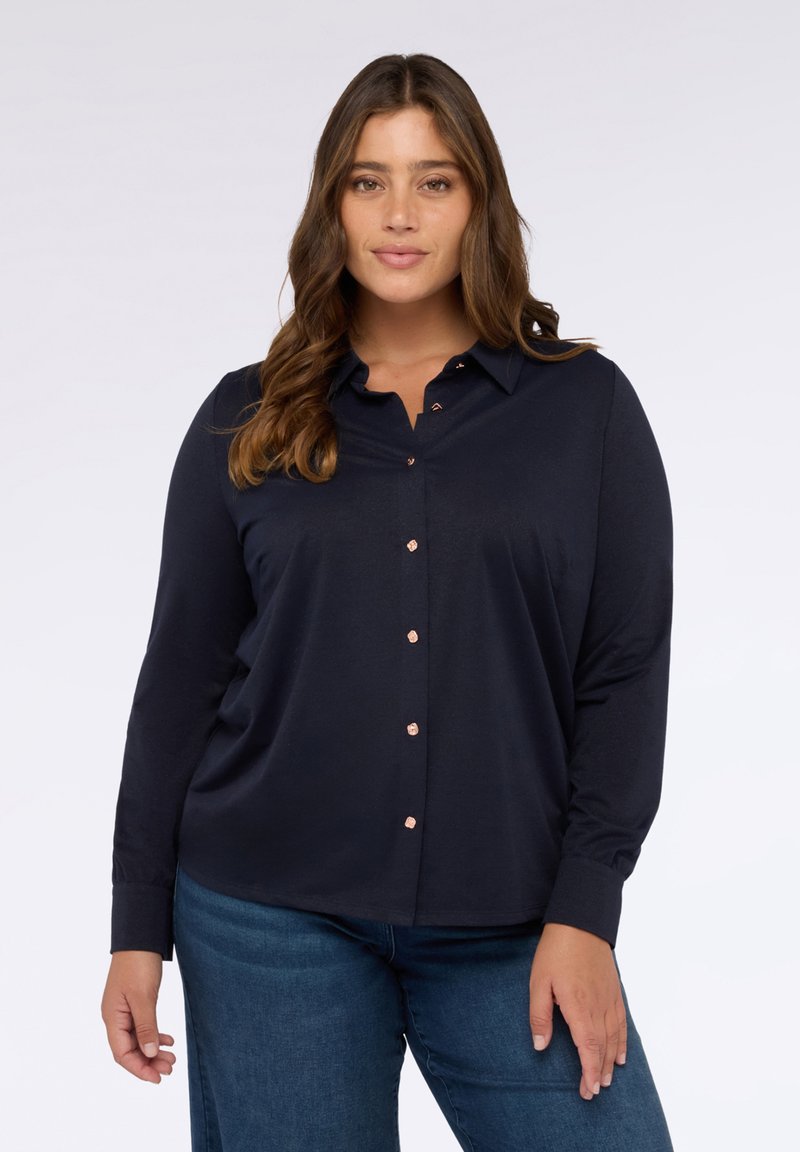 Camisa navy de botones en una tela suave, con cuello, mangas largas y botones de oro rosa en el frente para un contraste.