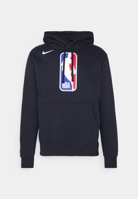 Hanorac de culoare albastru marin cu buzunar tip kangur, șnururi ajustabile și un logo mare NBA în culorile roșu, alb și albastru pe față. Logo-ul Nike pe mânecă.