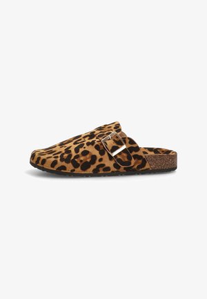 Sandalias sin talón con estampado de leopardo que cuentan con un empeine de ante color marrón, una plantilla de corcho y un acento de hebilla plateada. Superficie texturizada alrededor del empeine.