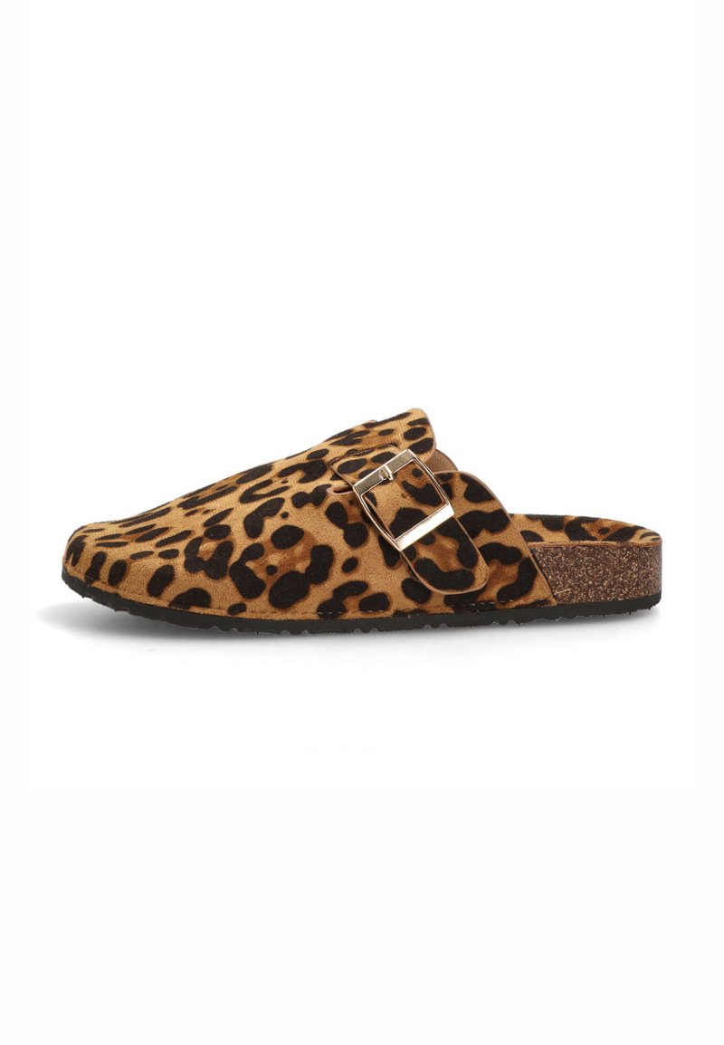 Sandalias sin talón con estampado de leopardo que cuentan con un empeine de ante color marrón, una plantilla de corcho y un acento de hebilla plateada. Superficie texturizada alrededor del empeine.