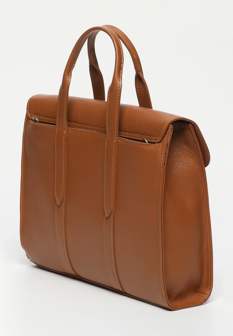 Sac à main en cuir marron avec deux poignées courtes, forme structurée, couture visible et texture lisse. Doté d'une fermeture à rabat à l'avant.