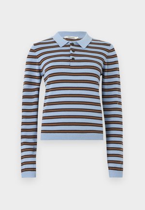 Svetlo modra in rjavo vodoravno črtasta polo majica z dolgimi rokavi, tremi temnimi gumbi ter rebrastimi manšetami in spodnjim robom.