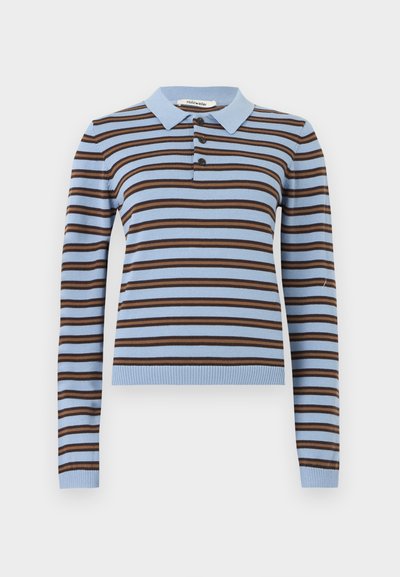 Polo à manches longues rayé horizontalement bleu clair et marron avec trois boutons foncés et poignets et ourlet côtelés.