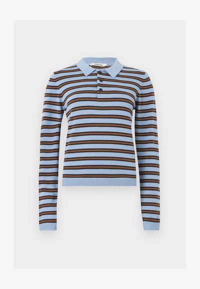 Polo à manches longues rayé horizontalement bleu clair et marron avec trois boutons foncés et poignets et ourlet côtelés.