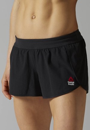 Mustat urheilushortsit, joissa on joustava vyötärö, ja joissa on pieni punainen Reebok CrossFit -logo sivussa sekä löysä, kevytrakenteinen muotoilu.