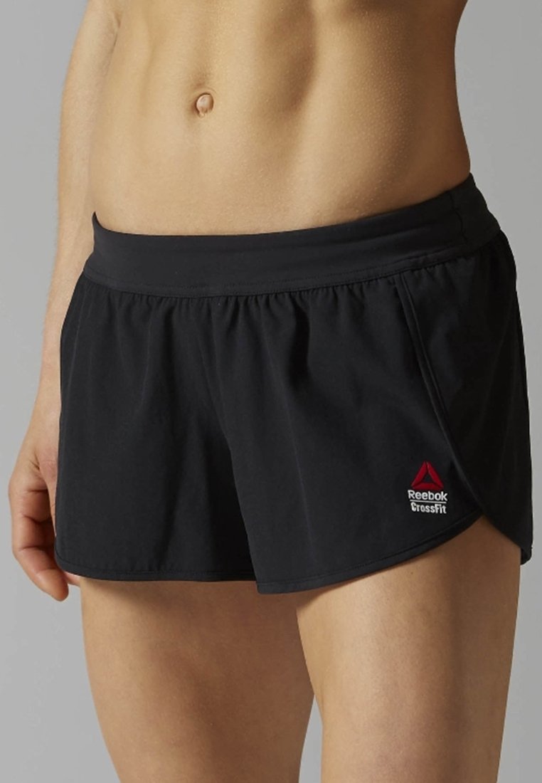Svarta sportshorts med elastisk midja, som har en liten röd Reebok CrossFit-logotyp på sidan och en lös, lätt design.