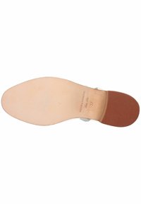 Suela de zapato de cuero marrón con superficie lisa, tono marrón claro y acentos de goma. Presenta detalles grabados de la marca y la talla.