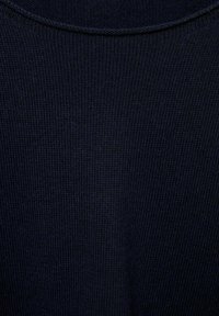 Marineblaues gestricktes Gewebe mit gerippter Textur. Glatte Oberfläche, runder Ausschnitt, gleichmäßige Nähte über das gesamte Kleidungsstück.