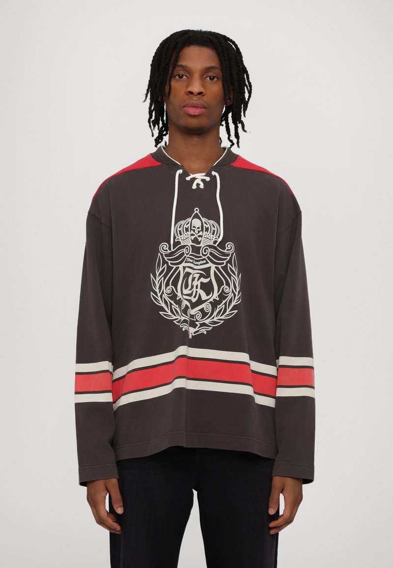 Sudadera con capucha de mangas largas en gris oscuro con acentos rojos y rayas blancas. Cuenta con un logotipo gráfico en el frente y un escote con cordones.