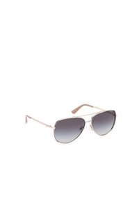Ochelari de soare aviator cu lentile gri gradient, cadru din metal de nuanță argintie și vârfuri din plastic bej. Prezintă un design subțire și elegant.