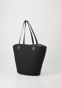 Borsa tote nera realizzata in tessuto strutturato con dettagli in pelle liscia, dotata di manici lunghi e un design ampio e aperto.