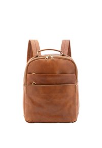 Zaino in pelle marrone con due spallacci, una maniglia superiore, tasca frontale con zip e zip in tonalità dorata. Texture liscia e linee pulite.