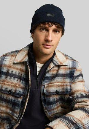 TOM TAILOR DENIM, TOM TAILOR DENIM ACCESSOIRE BEANIE MÜTZE MIT LOGO-BADGE - Beanie - sky captain blue