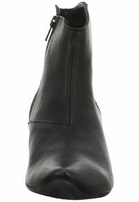 Botín negro de tobillo hecho de cuero suave, con un cierre de cremallera lateral, puntera redondeada y un tacón bajo. Diseño simple con un detalle de costura mínima.