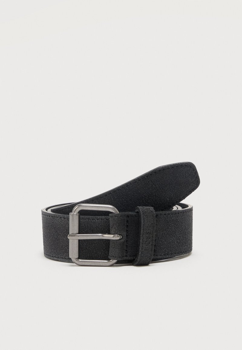 Ceinture en daim noir roulée avec une boucle rectangulaire en métal argenté et une passant de ceinture cousu sur fond uni.