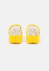 Crocs Pantofle - yellow