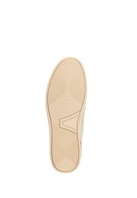 De zool van de schoen heeft een gestructureerd beige rubberpatroon met geometrische vormen en een gladde rand. Lichte tan kleur zonder zichtbare merknaam.
