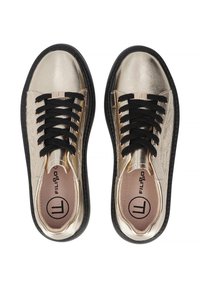 Złote metaliczne sneakersy z czarnymi sznurówkami, posiadające teksturowane wykończenie i kontrastowe czarne podeszwy. Logo widoczne wewnątrz buta.