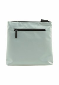Hellegraue, quadratische Umhängetasche aus Nylon. Sie verfügt über einen oberen Reißverschluss und eine vordere Tasche mit einem schwarzen Reißverschluss. Glatte, matte Textur.