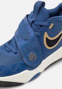 Nike Performance TEAM HUSTLE D 11 UNISEX - Zapatillas de baloncesto - mystic navy/black/pale ivory/metallic gold
