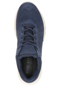 Marineblauer Wildlederschuh mit Mesh-Zunge, flachen Schnürsenkeln und weißer Gummisohle. Verfügt über ein Logo an der Ferse, eine abgerundete Zehenpartie und strukturierte Seiten.